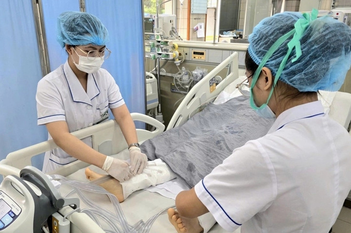 Nạn nh&acirc;n h&ocirc;n m&ecirc; trong vụ lật xe từ thiện ở L&agrave;o Cai đ&atilde; tỉnh lại - Ảnh 1.