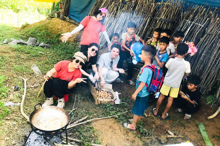 H&agrave;nh tr&igrave;nh thiện nguyện của nh&oacute;m Bếp Củi v&agrave; vụ lật xe thảm khốc tại L&agrave;o Cai - Ảnh 2.