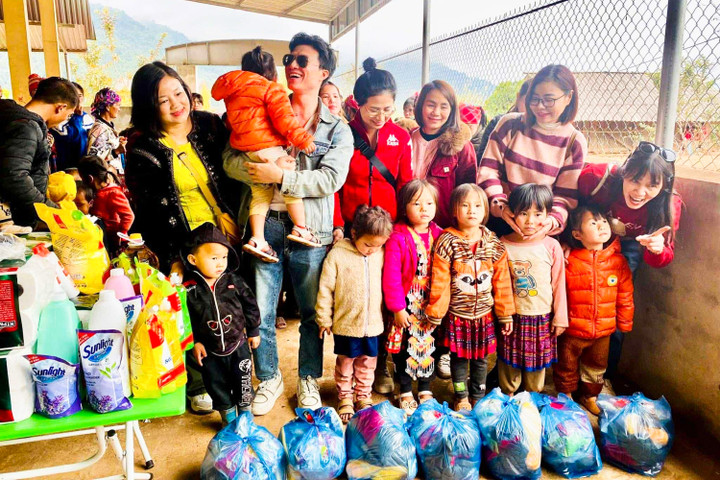 H&agrave;nh tr&igrave;nh thiện nguyện của nh&oacute;m Bếp Củi v&agrave; vụ lật xe thảm khốc tại L&agrave;o Cai - Ảnh 1.