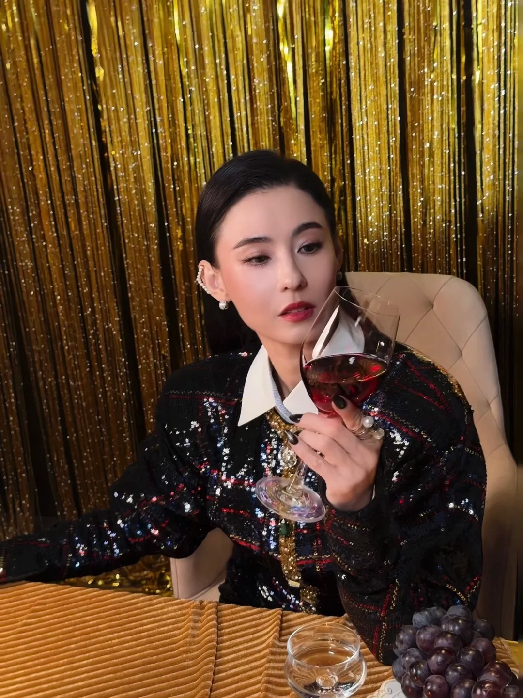 Soi n&eacute;t tướng ph&uacute; q&uacute;y của Trương B&aacute; Chi gi&uacute;p c&ocirc; giữ vững địa vị trong showbiz - Ảnh 4.