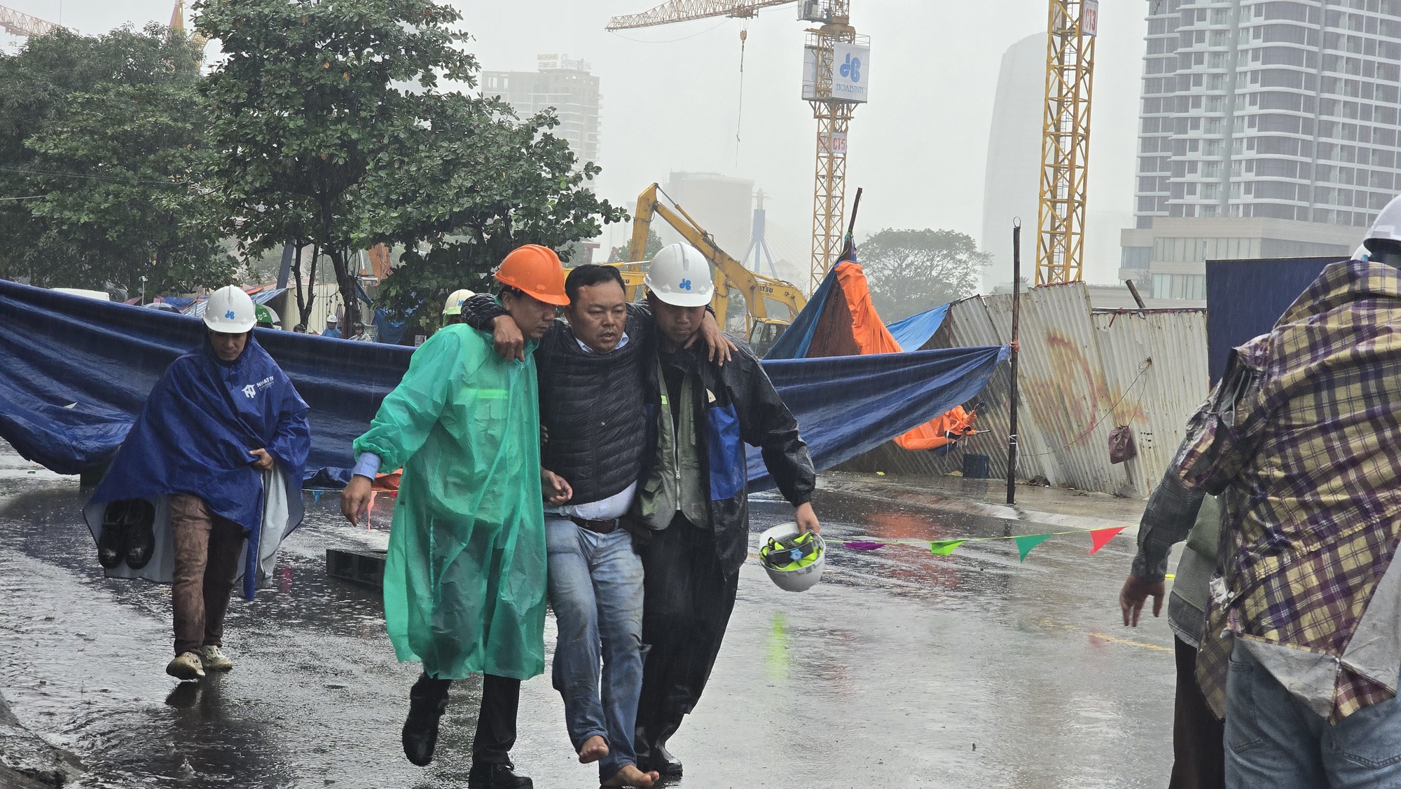 Hiện trường vụ sập 