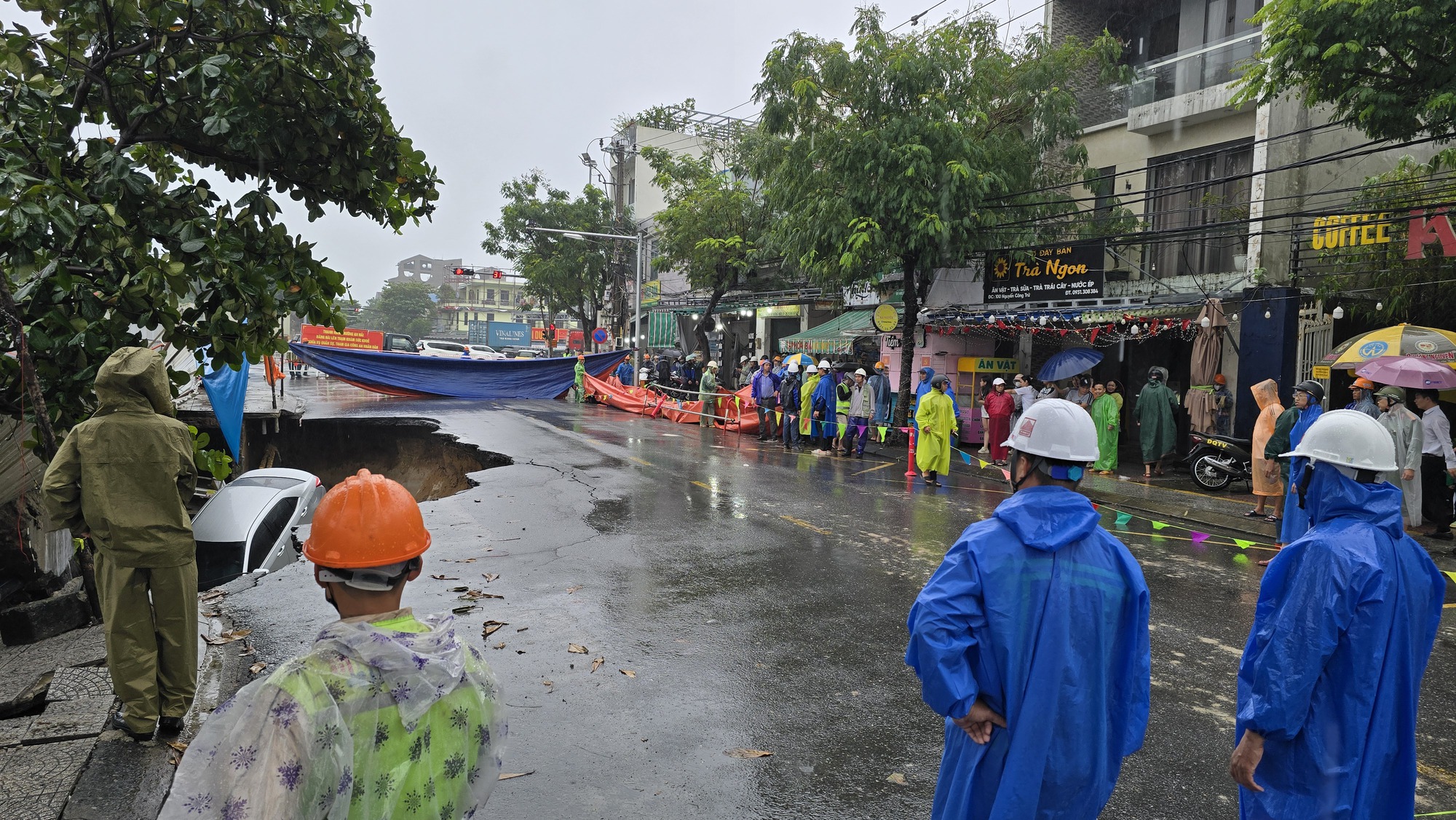 Hiện trường vụ sập 