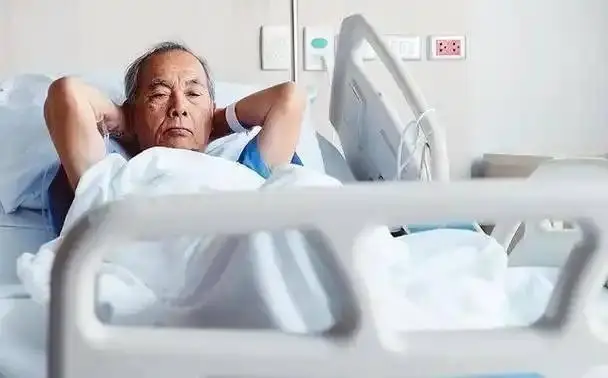 Khi về già có 3 nỗi sợ: Một là sợ té ngã, còn hai nỗi sợ kia đáng tiếc là nhiều người già lại không nhận ra! - Ảnh 1.