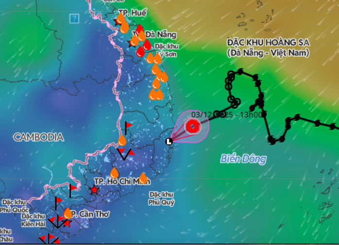 Áp thấp nhiệt đới suy yếu gây mưa lớn ở miền Trung, cảnh báo thiên tai - Ảnh 1.