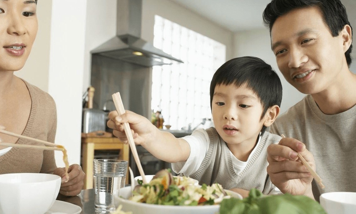 12 th&oacute;i quen nhỏ tr&ecirc;n b&agrave;n ăn b&aacute;o hiệu con bạn c&oacute; EQ cao vượt trội- Ảnh 1.
