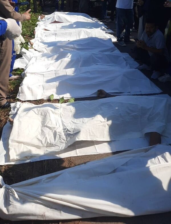 Phát hiện 9 thi thể trong một chiếc xe Toyota dưới kênh- Ảnh 3.