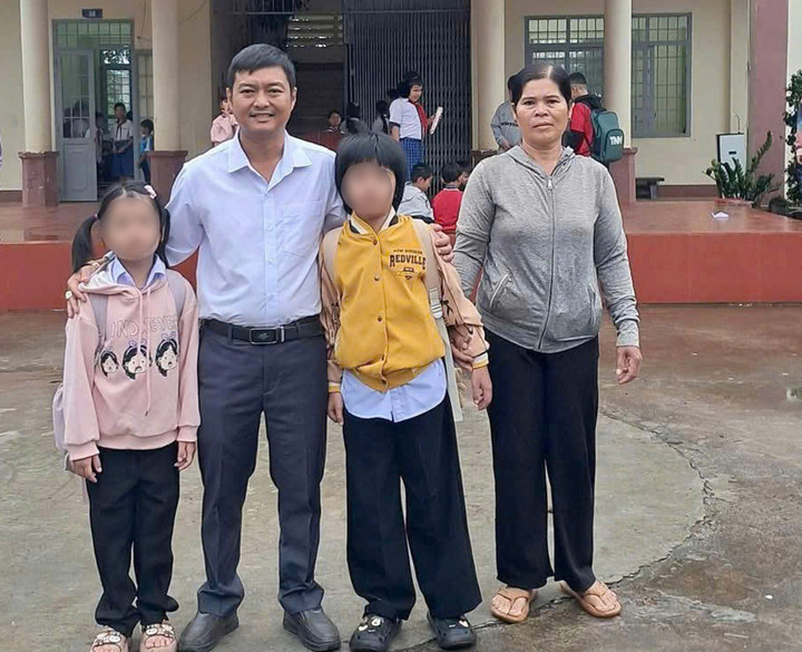 Bé gái bị cha xích chân , nhốt trong phòng bẩn thỉu đã được đến trường - Ảnh 1.