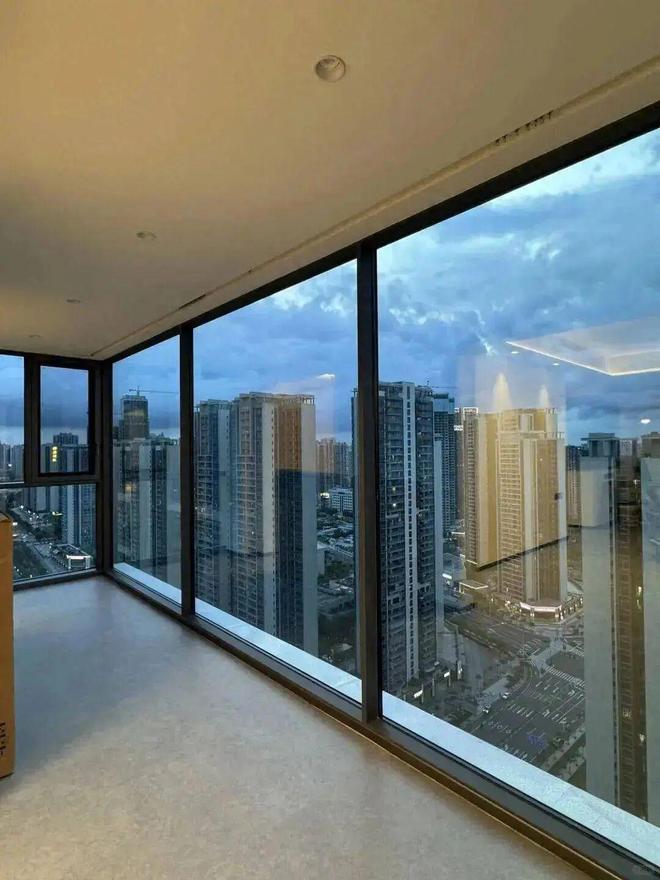 Sống tầng 33 ba năm, tôi ngộ ra một sự thật phũ phàng: Thời gian chờ thang máy còn dài hơn thời gian nghỉ ngơi - Ảnh 2.