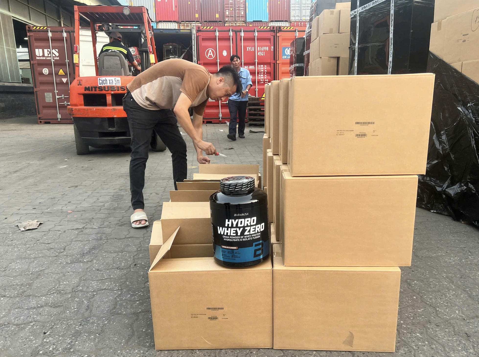 C&ocirc;ng an TPHCM bắt Gi&aacute;m đốc C&ocirc;ng ty Profit - Ảnh 2.