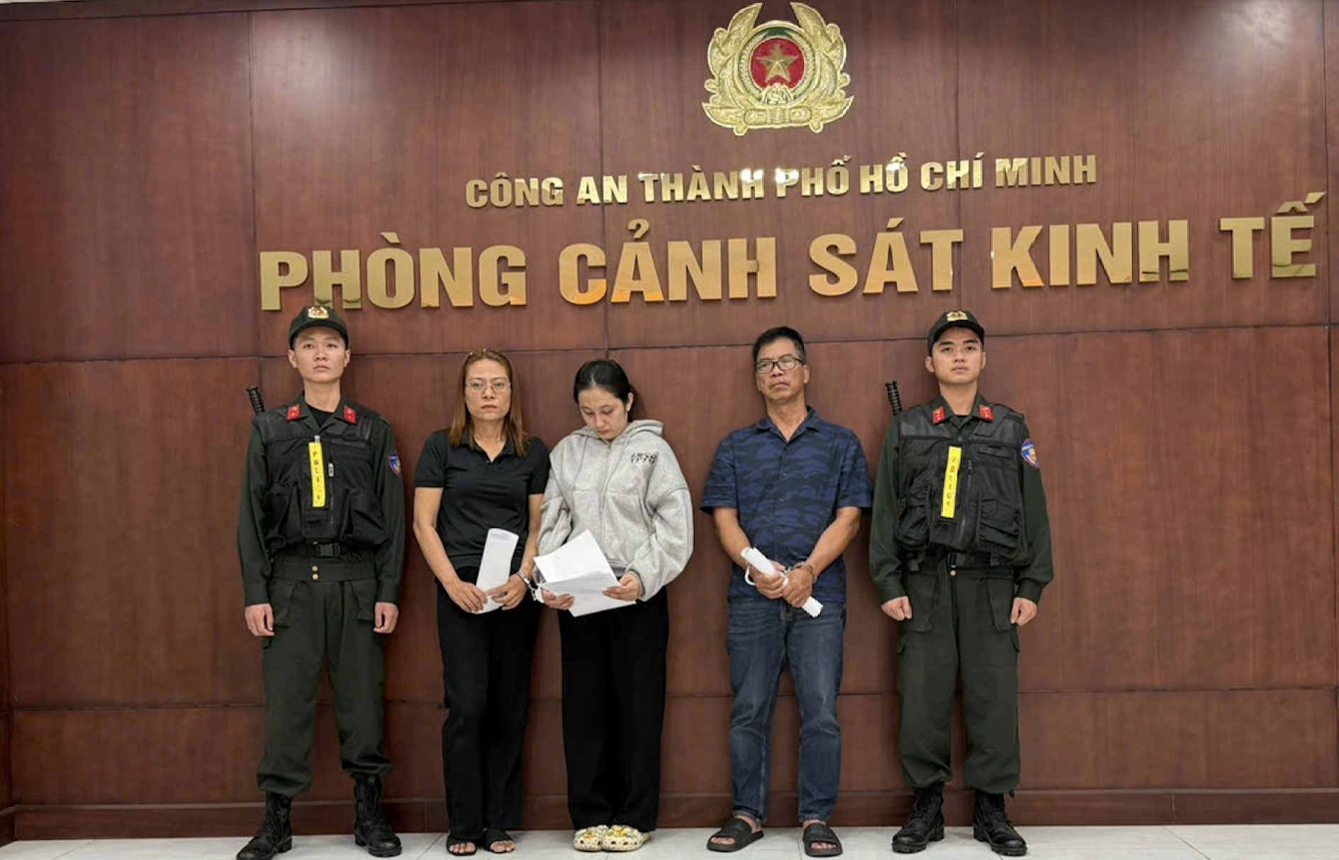 C&ocirc;ng an TPHCM bắt Gi&aacute;m đốc C&ocirc;ng ty Profit - Ảnh 1.