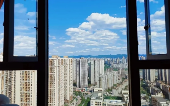 Sống tầng 33 ba năm, tôi ngộ ra một sự thật phũ phàng: Thời gian chờ thang máy còn dài hơn thời gian nghỉ ngơi - Ảnh 1.