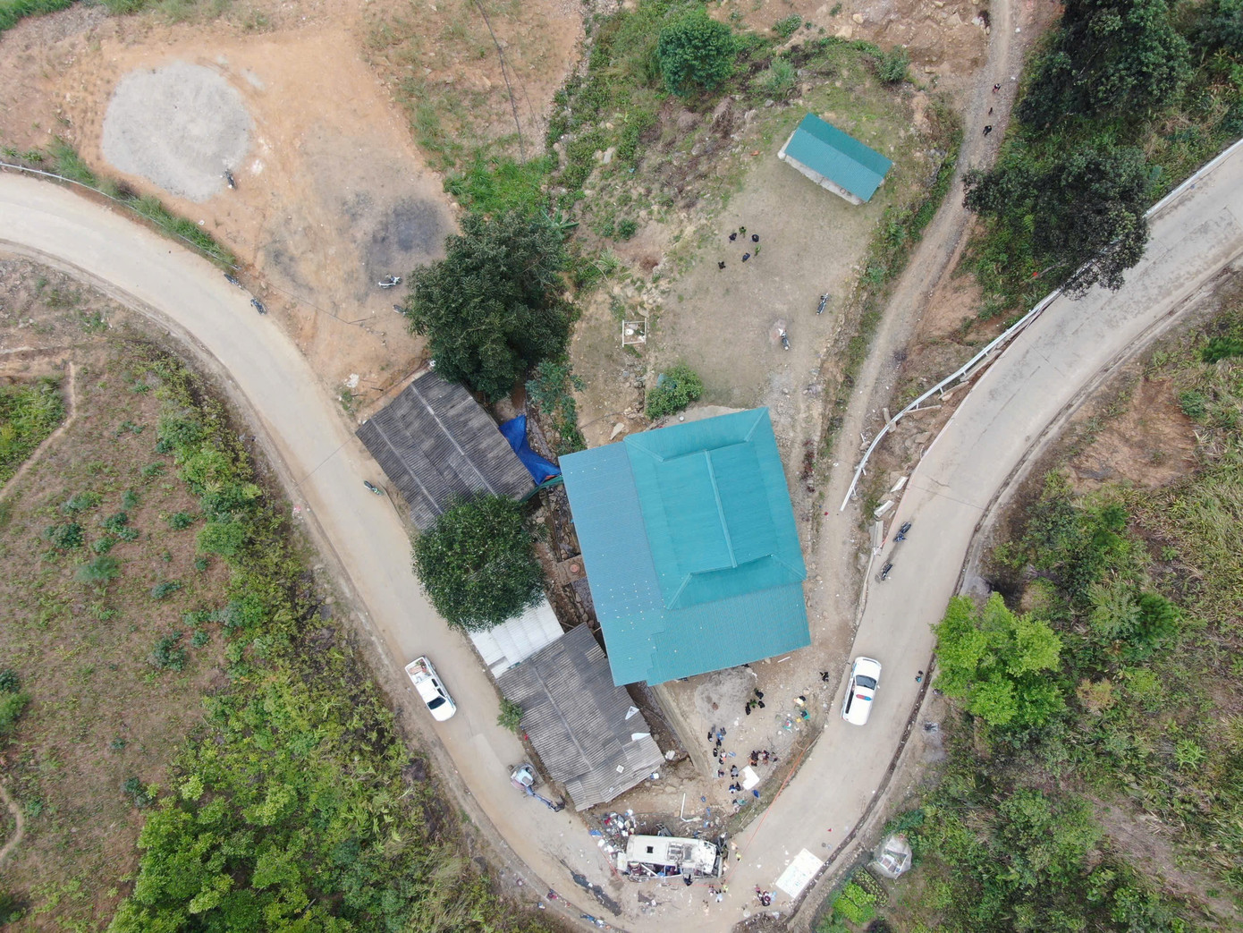 Vụ lật xe từ thiện ở L&agrave;o Cai: C&ocirc; g&aacute;i 22 tuổi May mắn tho&aacute;t nạn - Ảnh 2.