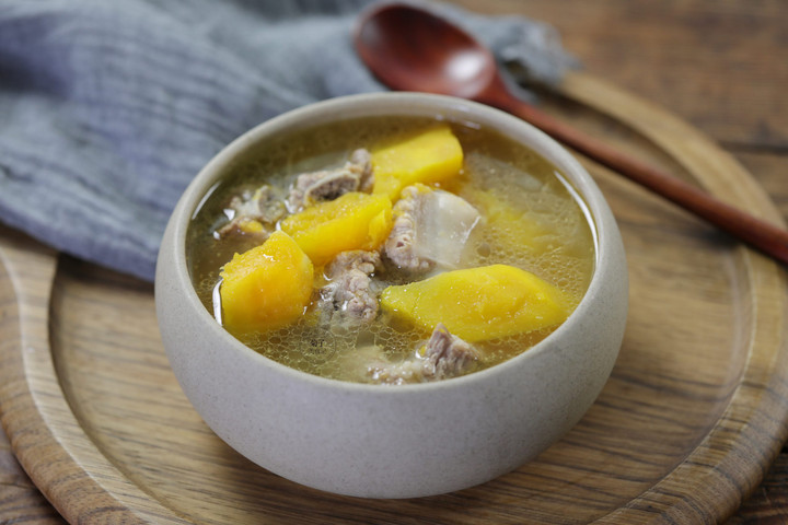 Hầm xương bao l&acirc;u để nước d&ugrave;ng ngọt thanh v&agrave; tốt cho sức khỏe? - Ảnh 1.