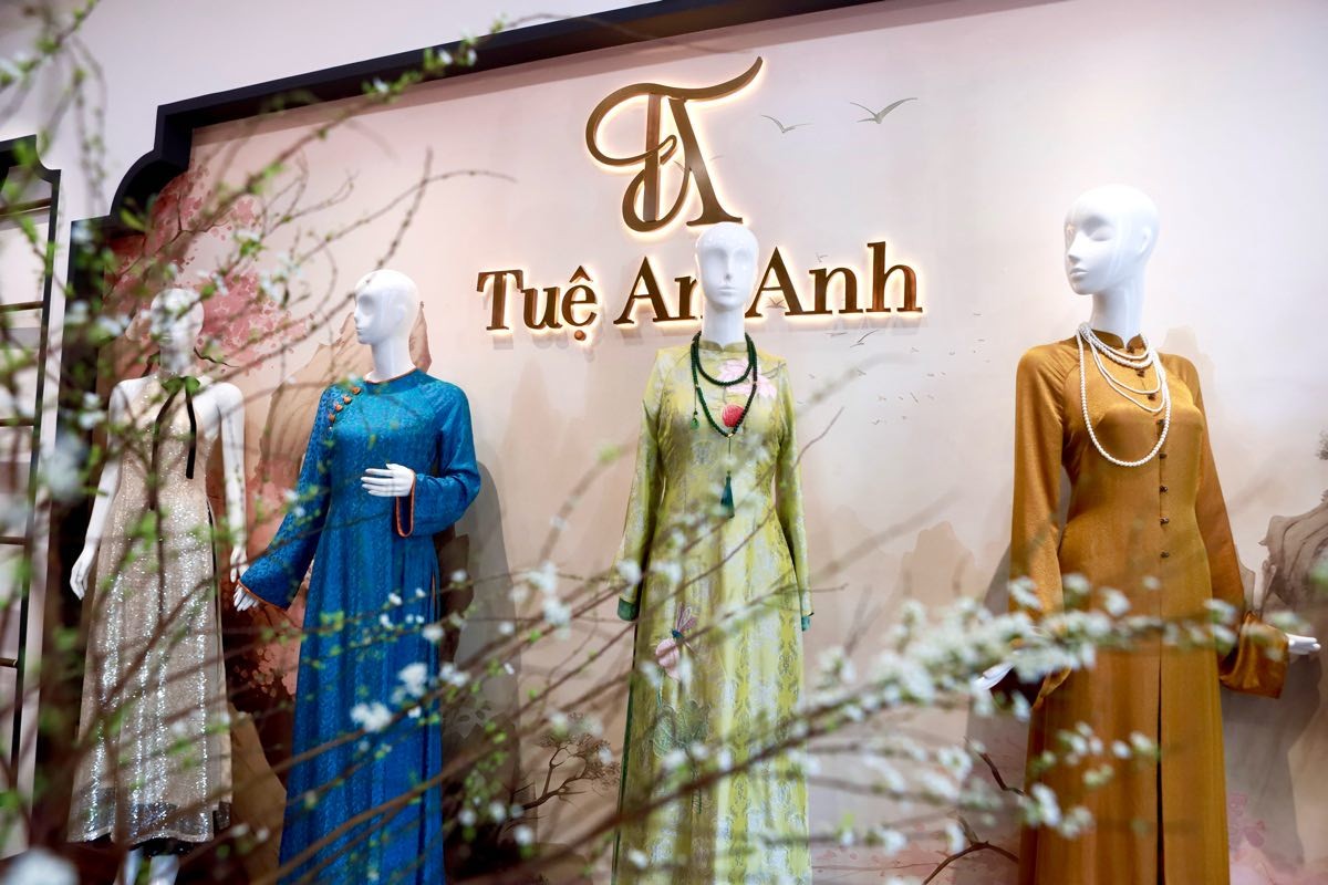 G&oacute;c lụa tơ tằm mang hơi thở H&agrave; Nội giữa l&ograve;ng phố biển- Ảnh 1.