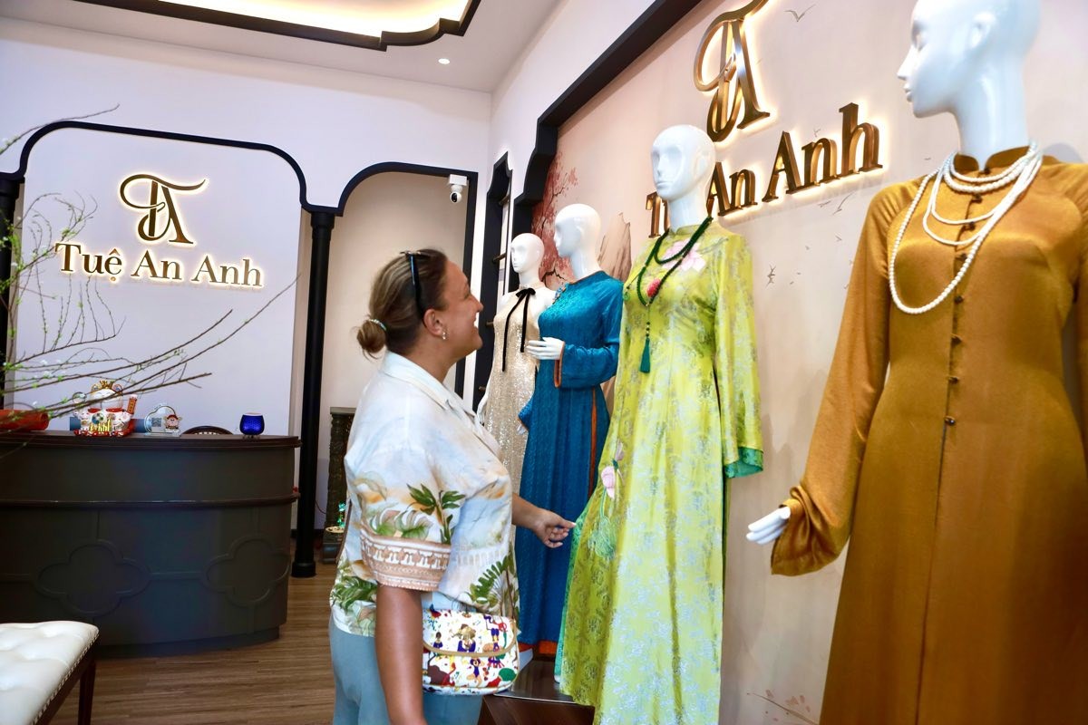 G&oacute;c lụa tơ tằm mang hơi thở H&agrave; Nội giữa l&ograve;ng phố biển- Ảnh 2.