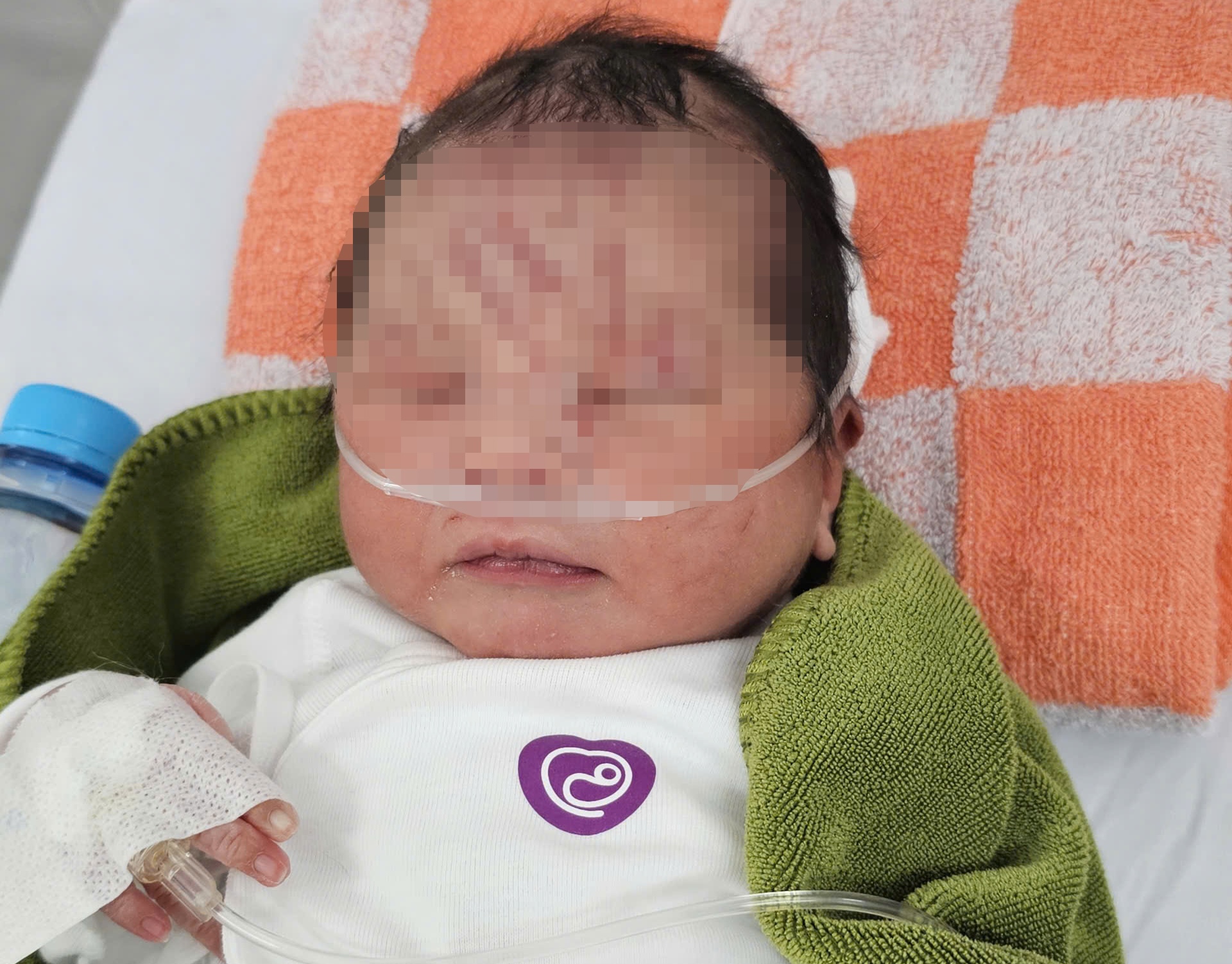 B&eacute; sơ sinh bị v&ugrave;i lấp ở Gia Lai ch&iacute;nh thức được nhận nu&ocirc;i bởi gia đ&igrave;nh Đ&agrave; Nẵng - Ảnh 1.