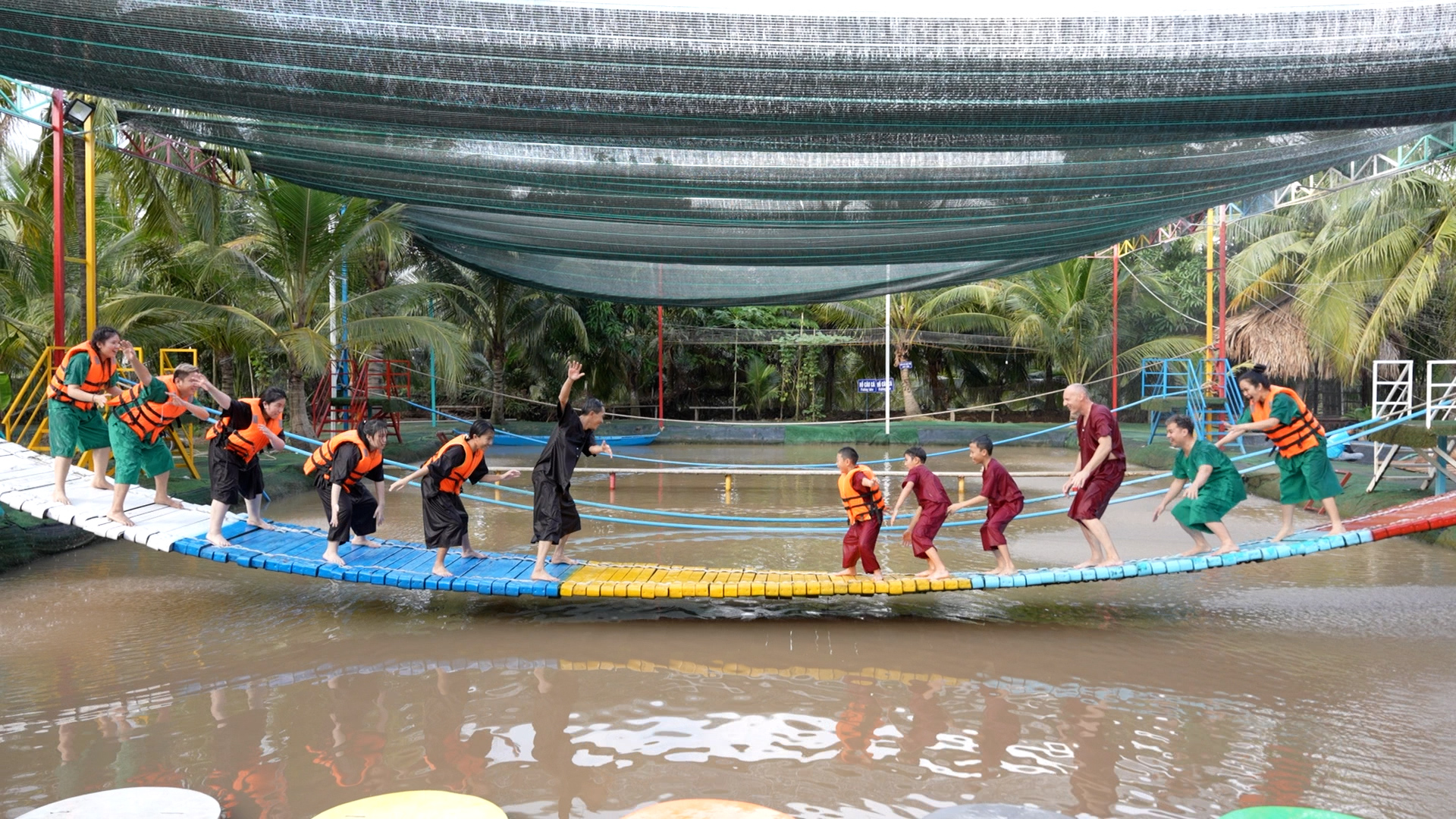 Ông bố Tây cùng con trai quậy tưng chương trình Ông bố Tây cùng con trai quậy tưng chương trình