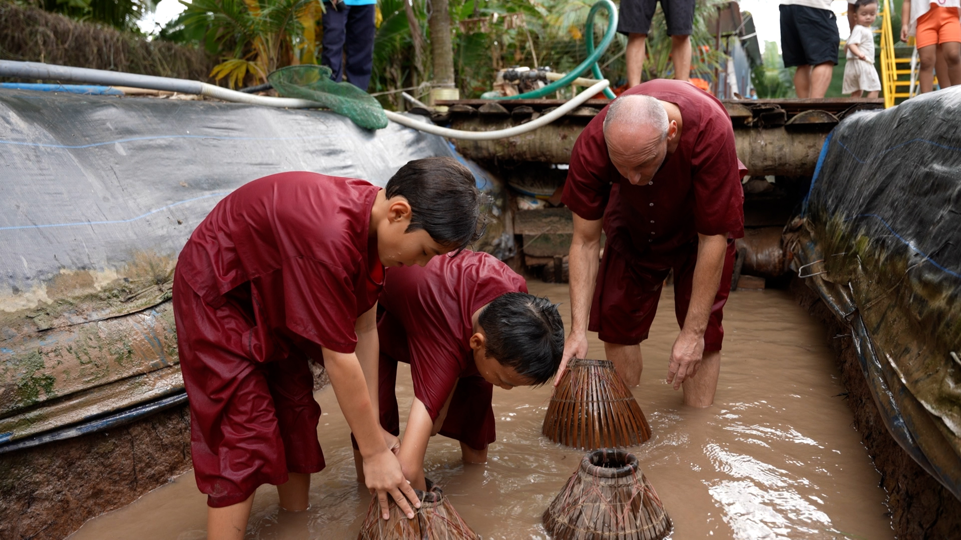 Ông bố Tây cùng con trai quậy tưng chương trình Ông bố Tây cùng con trai quậy tưng chương trình