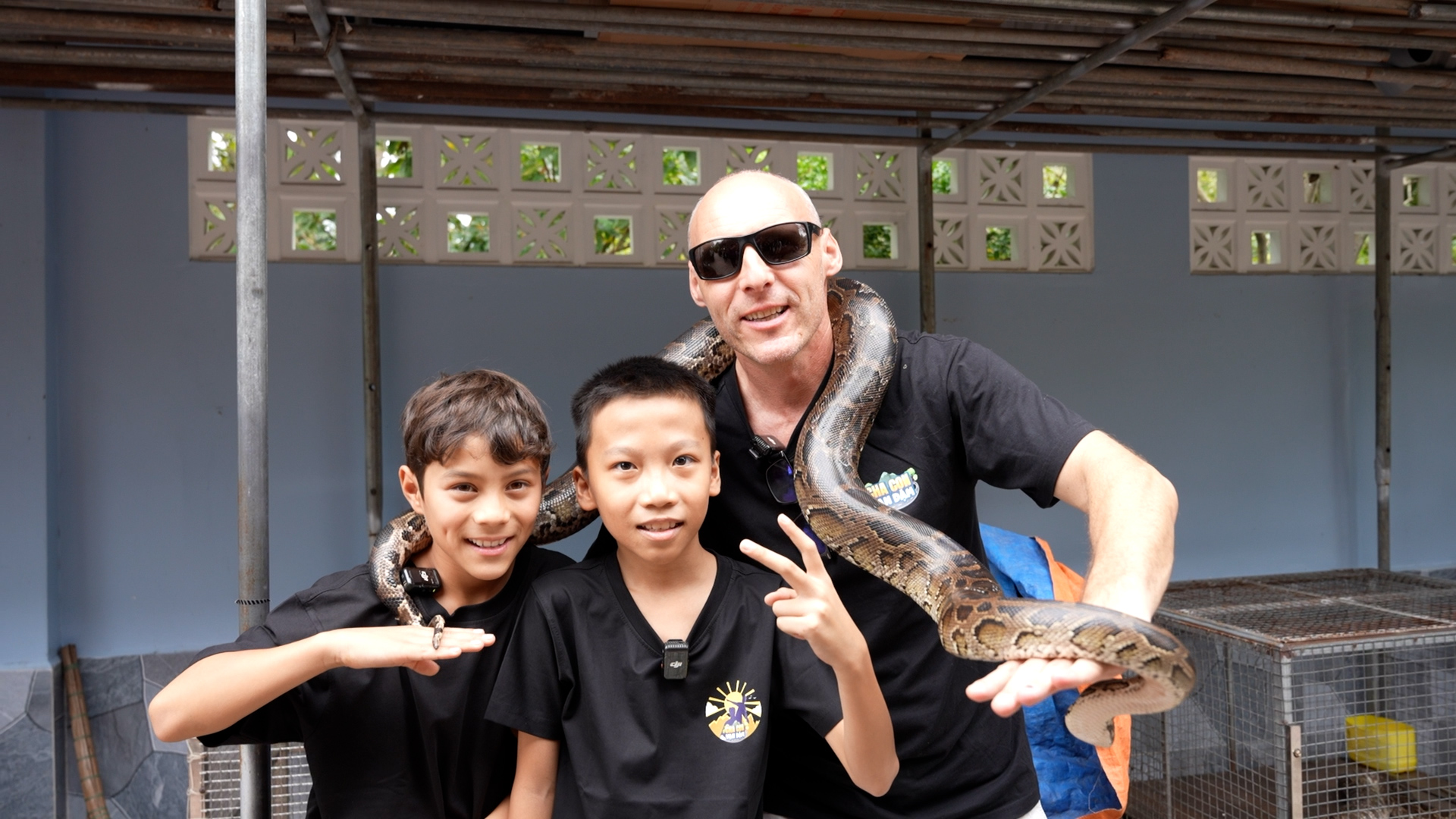 Ông bố Tây cùng con trai quậy tưng chương trình Ông bố Tây cùng con trai quậy tưng chương trình