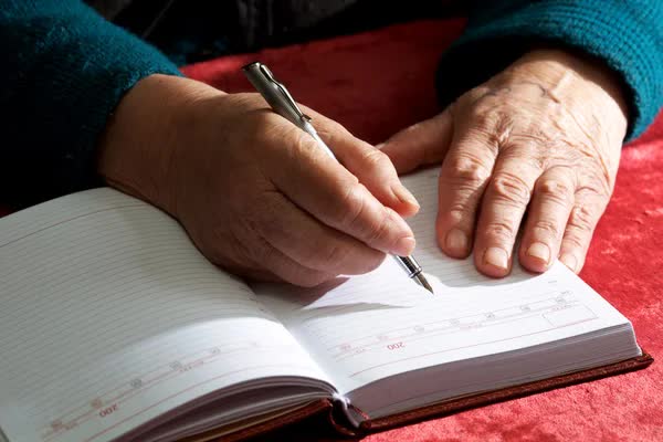 Lớn rồi tôi mới biết: Người dạy tôi cách giàu lên không phải thầy tài chính, mà là mẹ tôi ở quê - Ảnh 2.