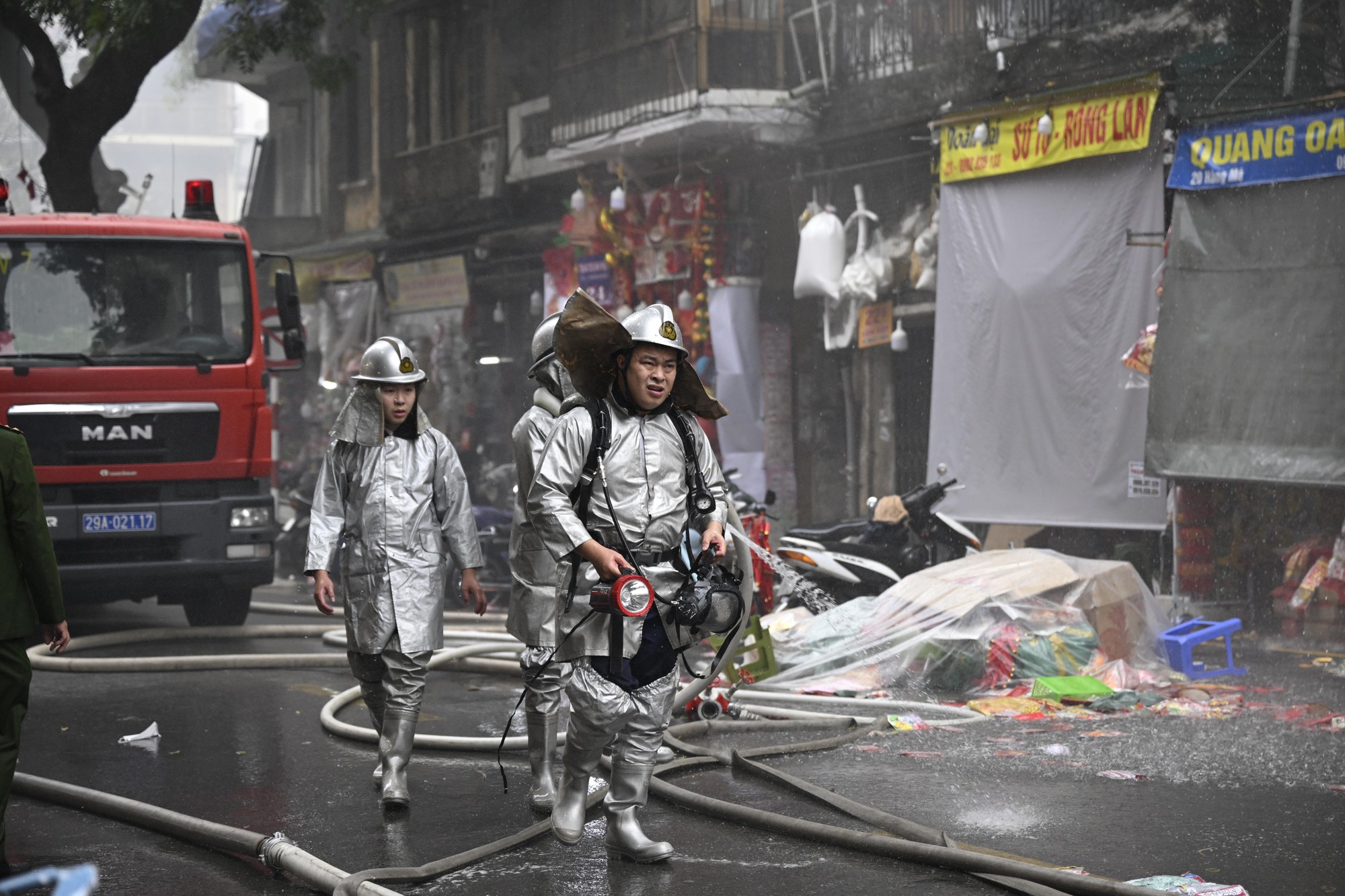 H&agrave; Nội: Ch&aacute;y lớn tr&ecirc;n phố H&agrave;ng M&atilde; ng&agrave;y cuối năm, đ&ocirc;i nam nữ liều m&igrave;nh nhảy từ tầng cao tho&aacute;t th&acirc;n- Ảnh 2.