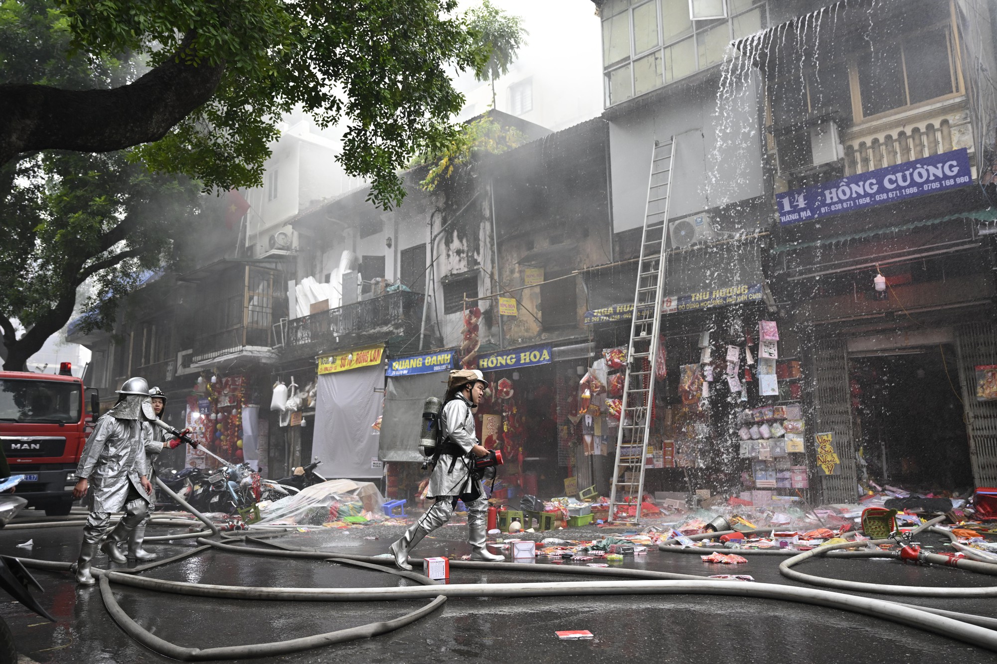 H&agrave; Nội: Ch&aacute;y lớn tr&ecirc;n phố H&agrave;ng M&atilde; ng&agrave;y cuối năm, đ&ocirc;i nam nữ liều m&igrave;nh nhảy từ tầng cao tho&aacute;t th&acirc;n- Ảnh 3.
