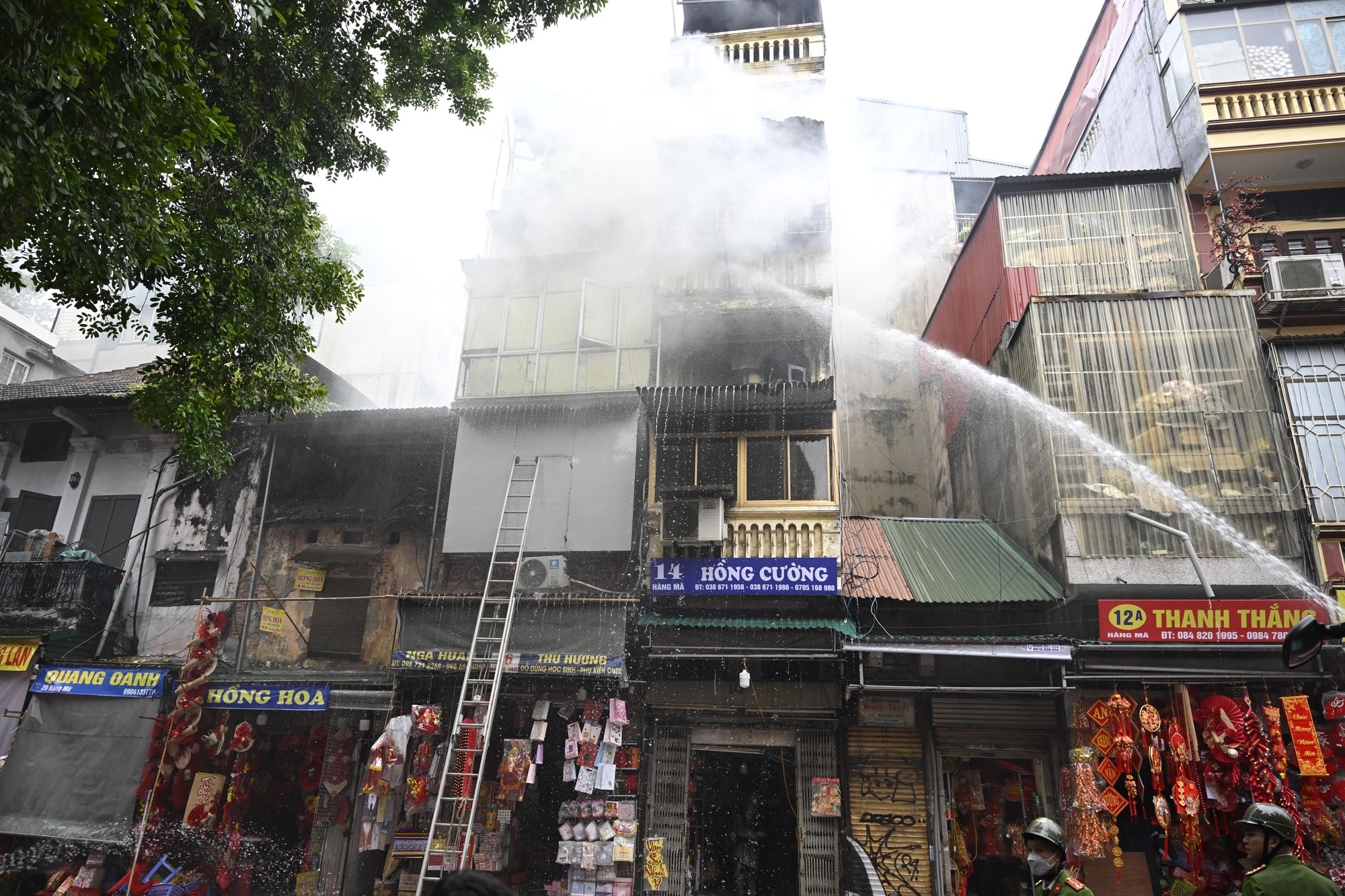 H&agrave; Nội: Ch&aacute;y lớn tr&ecirc;n phố H&agrave;ng M&atilde; ng&agrave;y cuối năm, đ&ocirc;i nam nữ liều m&igrave;nh nhảy từ tầng cao tho&aacute;t th&acirc;n- Ảnh 5.