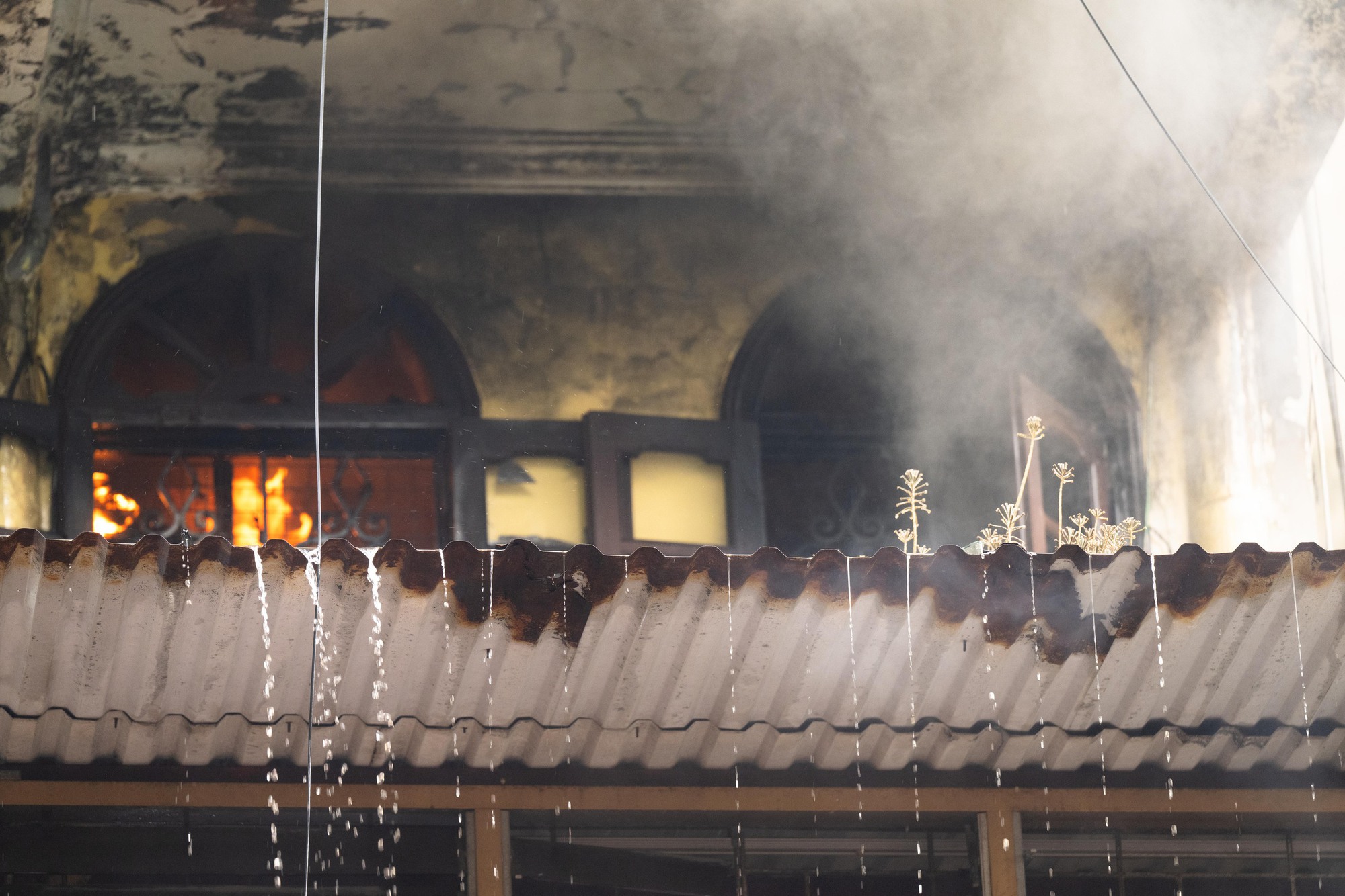 H&agrave; Nội: Ch&aacute;y lớn tr&ecirc;n phố H&agrave;ng M&atilde; ng&agrave;y cuối năm, đ&ocirc;i nam nữ liều m&igrave;nh nhảy từ tầng cao tho&aacute;t th&acirc;n- Ảnh 9.