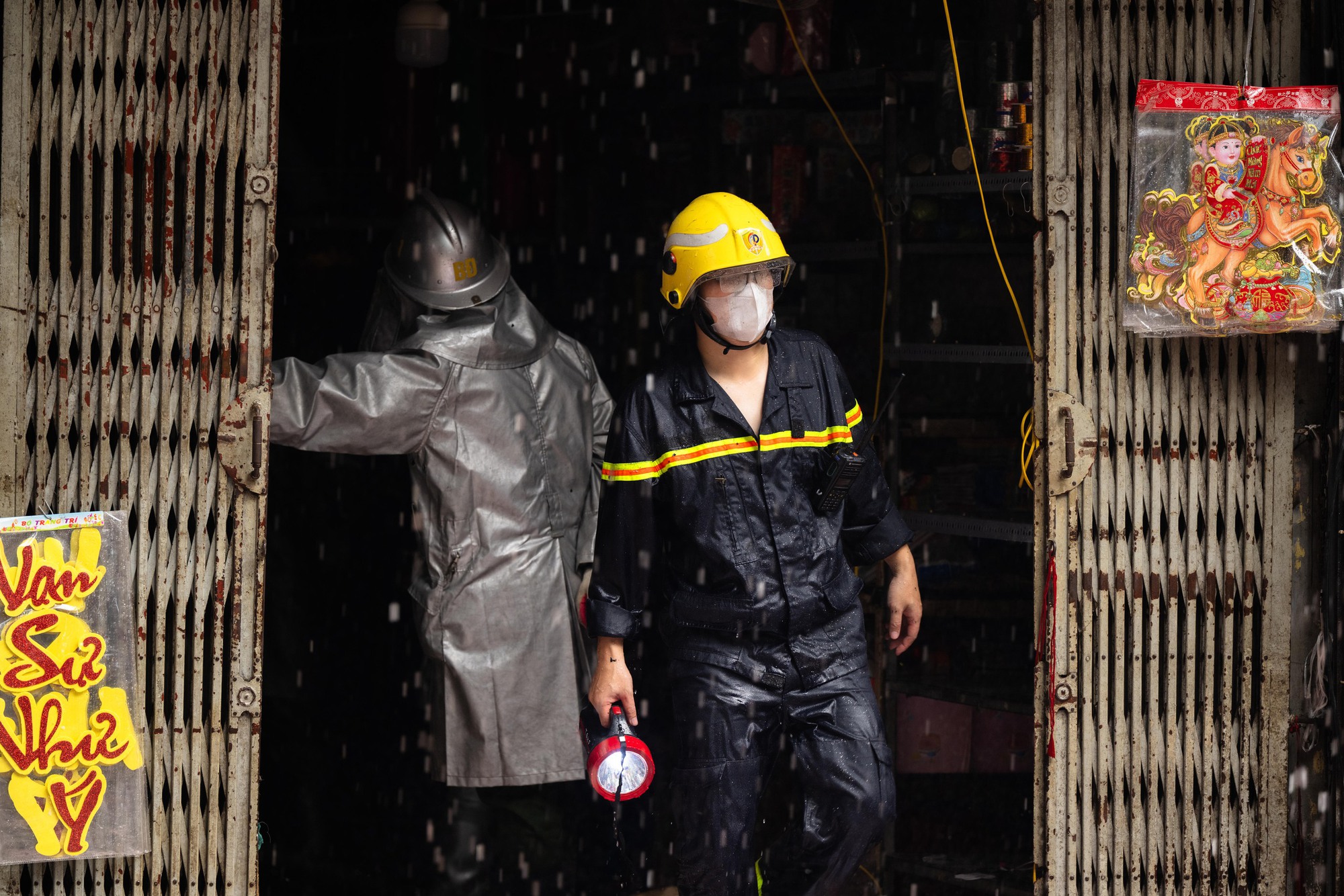 H&agrave; Nội: Ch&aacute;y lớn tr&ecirc;n phố H&agrave;ng M&atilde; ng&agrave;y cuối năm, đ&ocirc;i nam nữ liều m&igrave;nh nhảy từ tầng cao tho&aacute;t th&acirc;n- Ảnh 11.