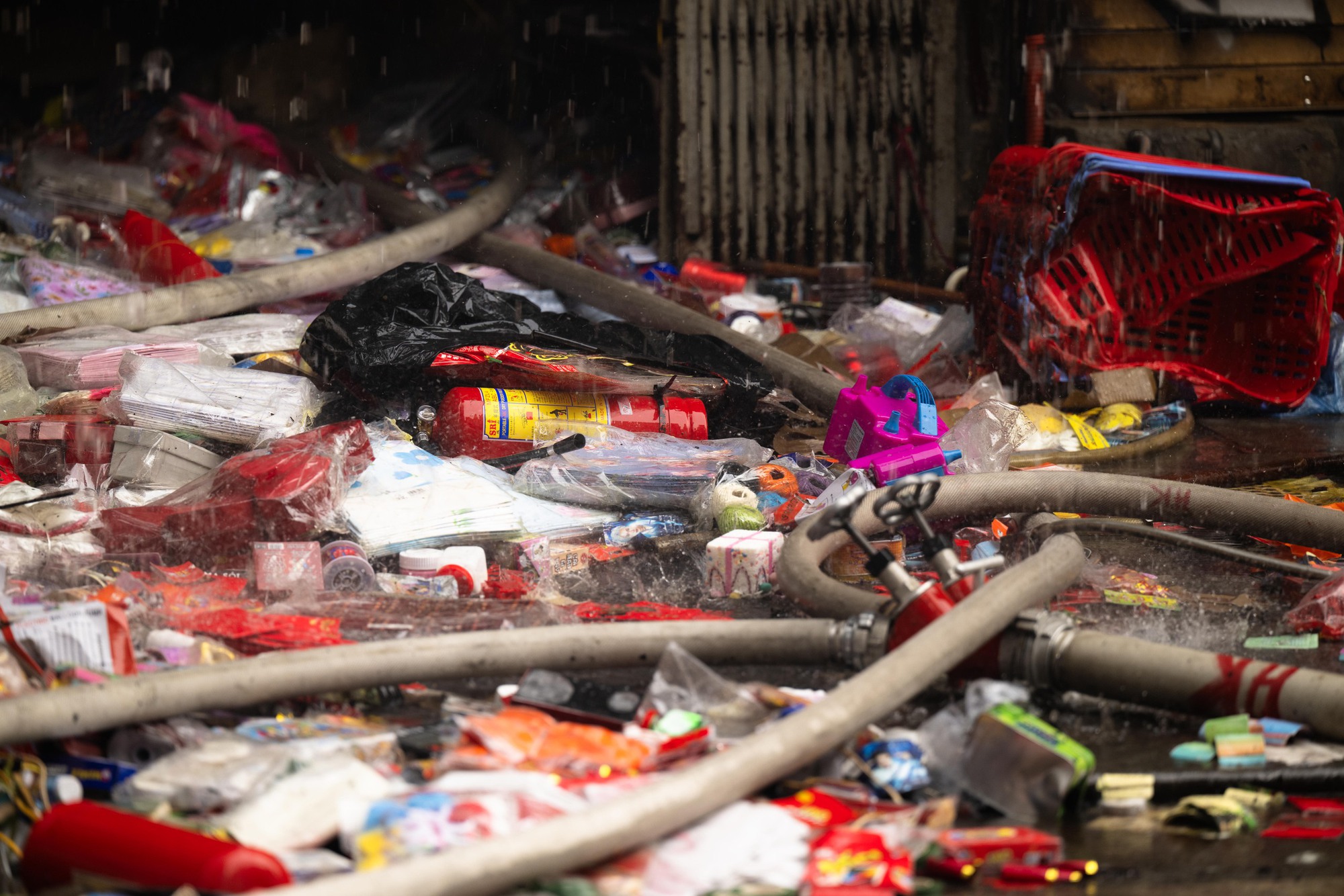 H&agrave; Nội: Ch&aacute;y lớn tr&ecirc;n phố H&agrave;ng M&atilde; ng&agrave;y cuối năm, đ&ocirc;i nam nữ liều m&igrave;nh nhảy từ tầng cao tho&aacute;t th&acirc;n- Ảnh 12.