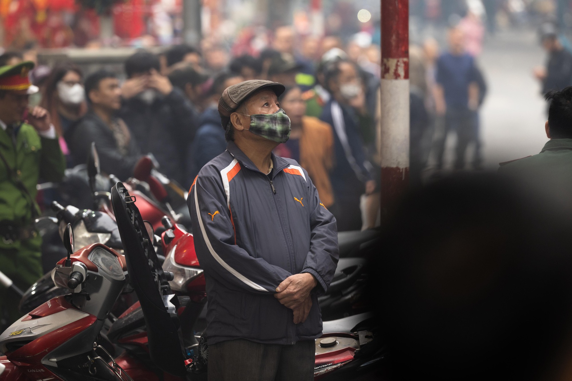 H&agrave; Nội: Ch&aacute;y lớn tr&ecirc;n phố H&agrave;ng M&atilde; ng&agrave;y cuối năm, đ&ocirc;i nam nữ liều m&igrave;nh nhảy từ tầng cao tho&aacute;t th&acirc;n- Ảnh 13.