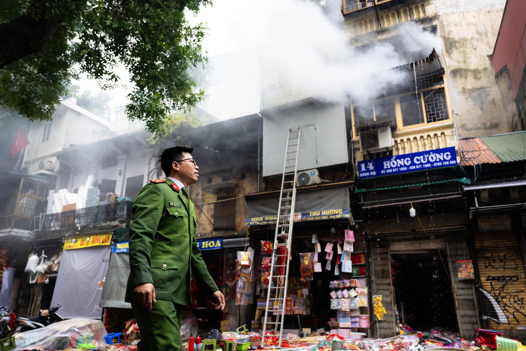 H&agrave; Nội: Ch&aacute;y lớn tr&ecirc;n phố H&agrave;ng M&atilde; ng&agrave;y cuối năm, đ&ocirc;i nam nữ liều m&igrave;nh nhảy từ tầng cao tho&aacute;t th&acirc;n- Ảnh 14.