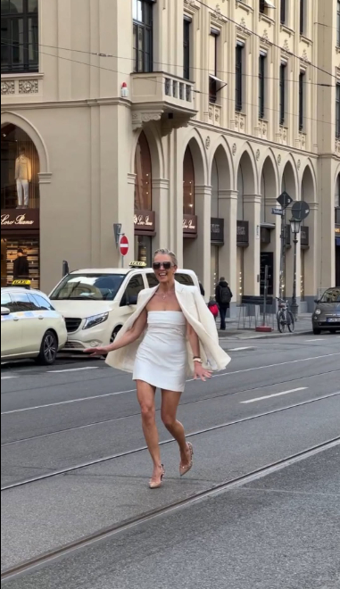 U60, người mẫu n&agrave;y vẫn đứng trước ống k&iacute;nh, chứng minh 