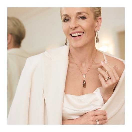 U60, người mẫu n&agrave;y vẫn đứng trước ống k&iacute;nh, chứng minh 