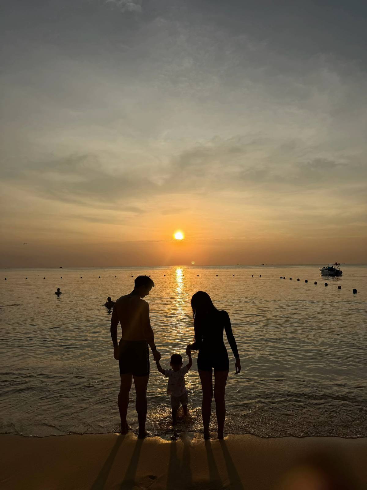 Do&atilde;n Hải My khoe ch&acirc;n d&agrave;i thẳng tắp, t&igrave;nh tứ e ấp b&ecirc;n Văn Hậu, c&ograve;n ai đồn tiểu thư th&iacute;ch to tiếng với chồng?- Ảnh 4.