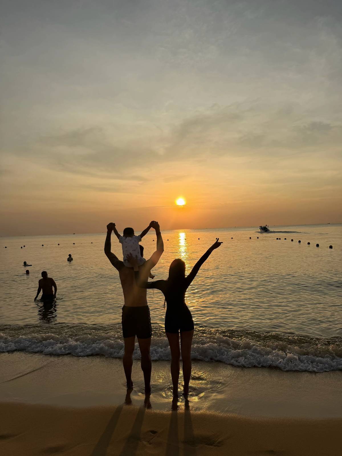 Do&atilde;n Hải My khoe ch&acirc;n d&agrave;i thẳng tắp, t&igrave;nh tứ e ấp b&ecirc;n Văn Hậu, c&ograve;n ai đồn tiểu thư th&iacute;ch to tiếng với chồng?- Ảnh 3.