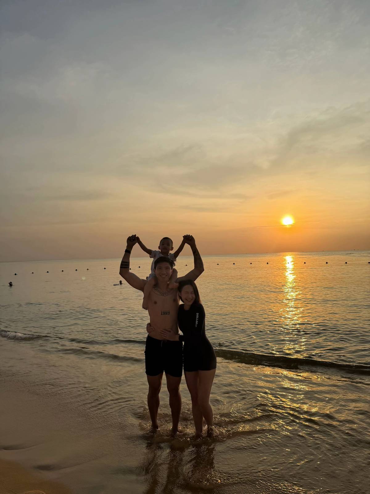 Do&atilde;n Hải My khoe ch&acirc;n d&agrave;i thẳng tắp, t&igrave;nh tứ e ấp b&ecirc;n Văn Hậu, c&ograve;n ai đồn tiểu thư th&iacute;ch to tiếng với chồng?- Ảnh 1.