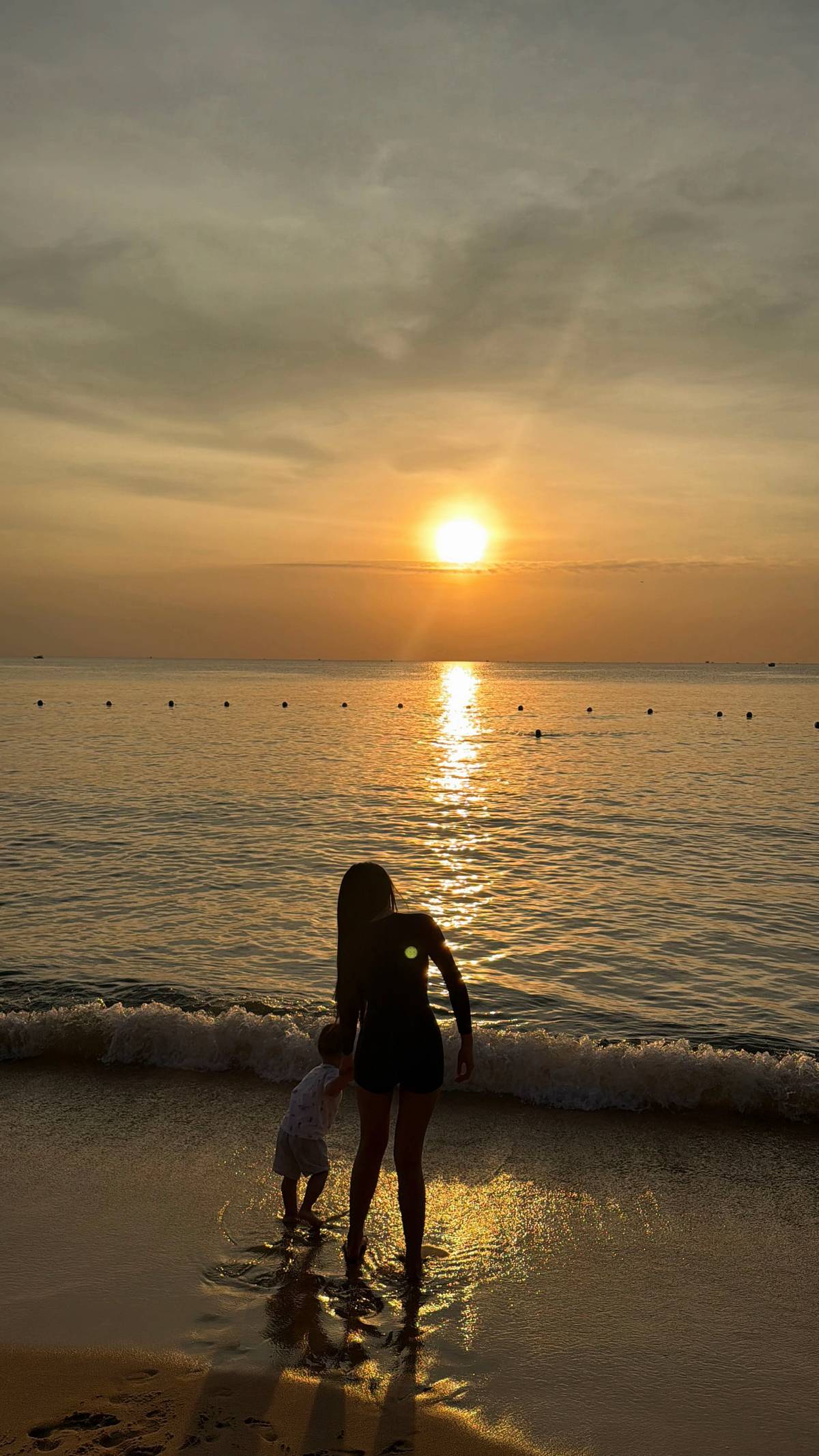 Do&atilde;n Hải My khoe ch&acirc;n d&agrave;i thẳng tắp, t&igrave;nh tứ e ấp b&ecirc;n Văn Hậu, c&ograve;n ai đồn tiểu thư th&iacute;ch to tiếng với chồng?- Ảnh 7.