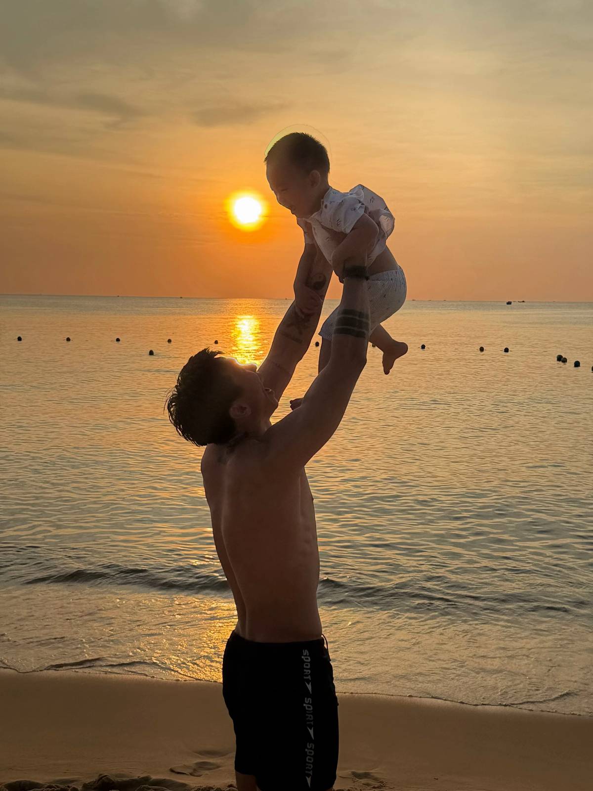 Do&atilde;n Hải My khoe ch&acirc;n d&agrave;i thẳng tắp, t&igrave;nh tứ e ấp b&ecirc;n Văn Hậu, c&ograve;n ai đồn tiểu thư th&iacute;ch to tiếng với chồng?- Ảnh 5.