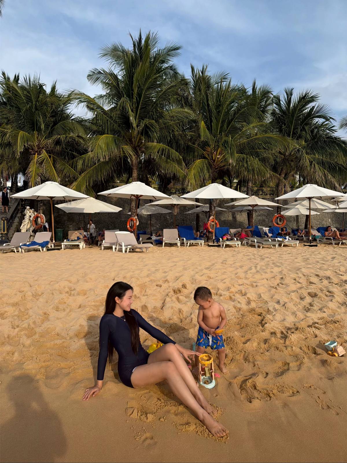 Do&atilde;n Hải My khoe ch&acirc;n d&agrave;i thẳng tắp, t&igrave;nh tứ e ấp b&ecirc;n Văn Hậu, c&ograve;n ai đồn tiểu thư th&iacute;ch to tiếng với chồng?- Ảnh 8.