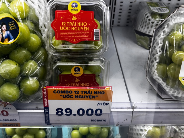 Ra si&ecirc;u thị, cửa h&agrave;ng hoa quả kiểm chứng độ HOT của 12 quả nho ước nguyện: C&oacute; như tr&ecirc;n mạng đồn?- Ảnh 2.