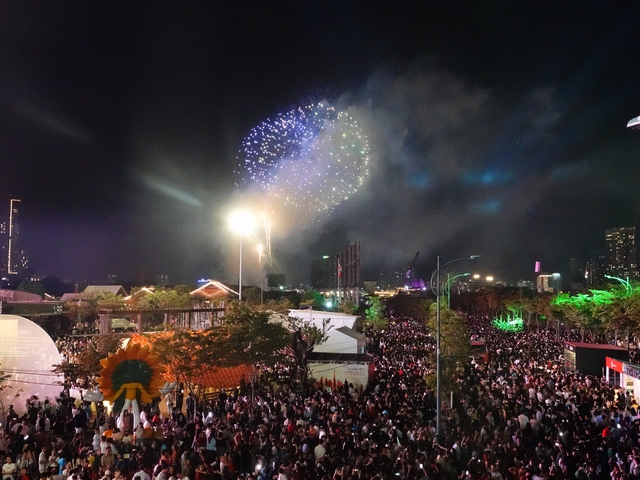 Ph&aacute;o hoa rực s&aacute;ng bầu trời, ch&agrave;o 2026!- Ảnh 12.