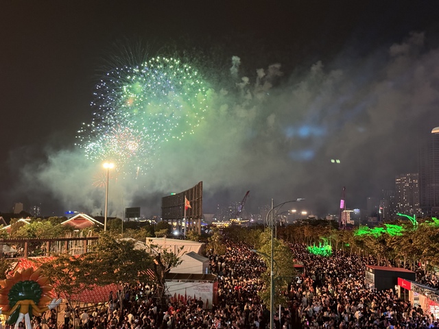 Ph&aacute;o hoa rực s&aacute;ng bầu trời, ch&agrave;o 2026!- Ảnh 11.