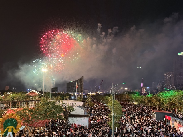 Ph&aacute;o hoa rực s&aacute;ng bầu trời, ch&agrave;o 2026!- Ảnh 13.