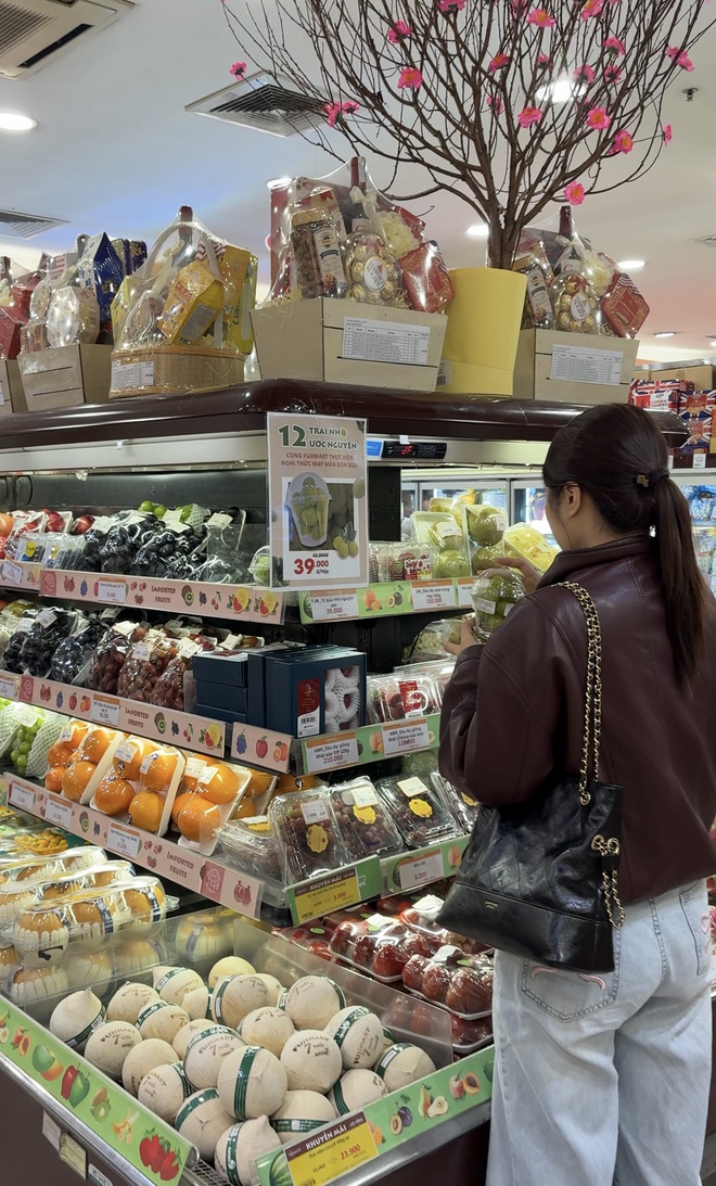 Ra si&ecirc;u thị, cửa h&agrave;ng hoa quả kiểm chứng độ HOT của 12 quả nho ước nguyện: C&oacute; như tr&ecirc;n mạng đồn?- Ảnh 6.