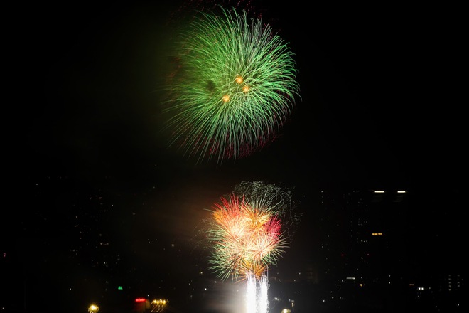 Ph&aacute;o hoa rực s&aacute;ng bầu trời, ch&agrave;o 2026!- Ảnh 10.