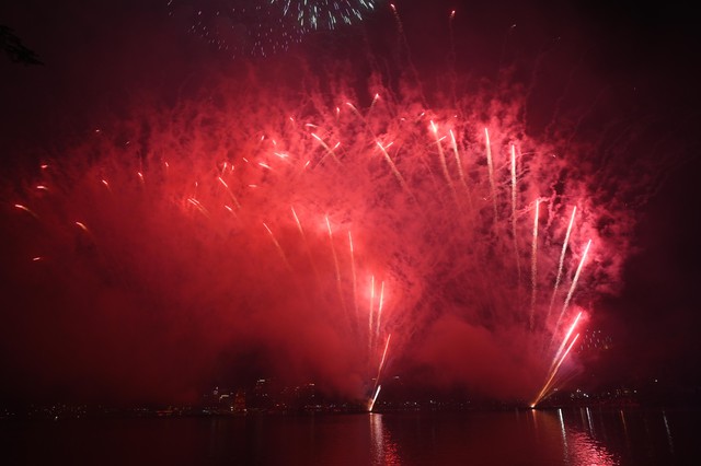 Ph&aacute;o hoa rực s&aacute;ng bầu trời, ch&agrave;o 2026!- Ảnh 2.