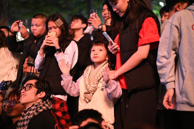 Ph&aacute;o hoa rực s&aacute;ng bầu trời, ch&agrave;o 2026!- Ảnh 4.