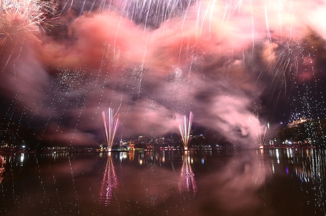 Ph&aacute;o hoa rực s&aacute;ng bầu trời, ch&agrave;o 2026!- Ảnh 5.