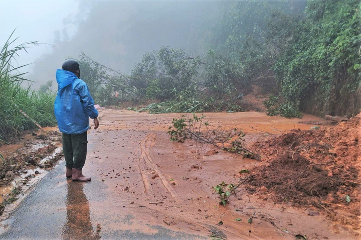 Đèo Gia Bắc Lâm Đồng xuất hiện sạt lở nghiêm trọng , hơn 20 ô tô mắc kẹt - Ảnh 2.